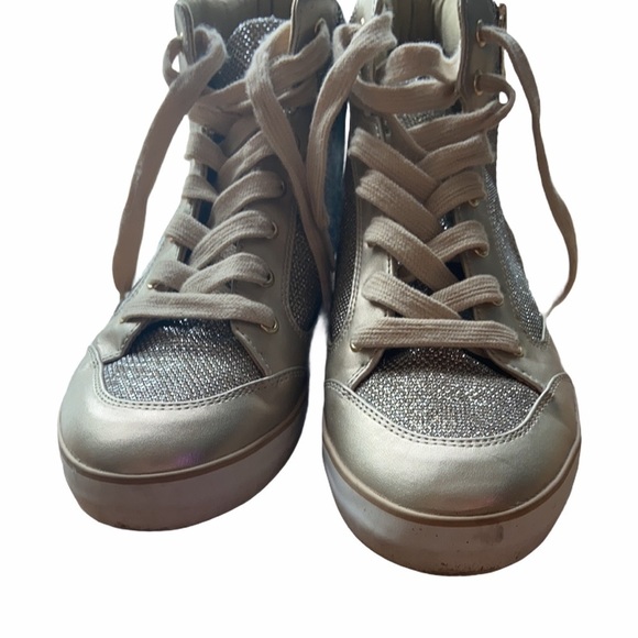 Guess high top sneakers sz 9 metallic gold mint - Picture 4 of 6